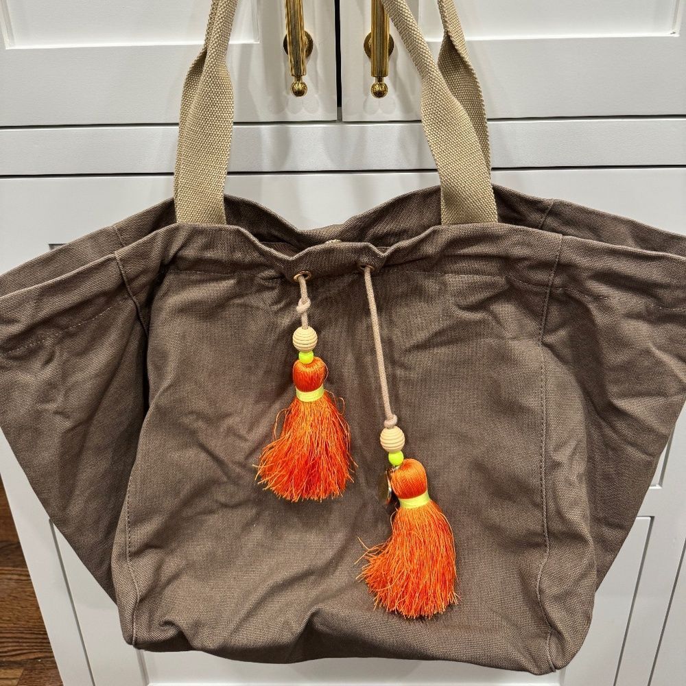 G.I.L.I. X-Large Tote Olive Green Khaki with Orange Tassels Like New